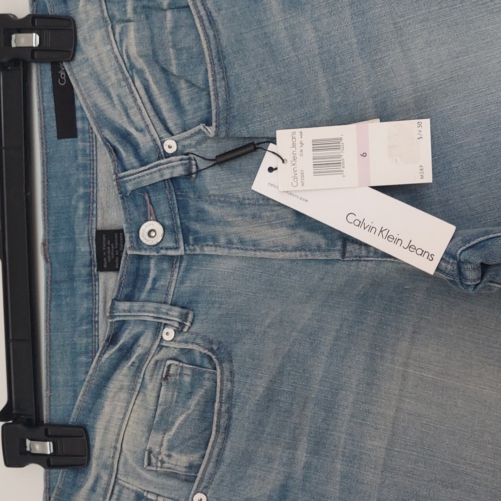 Calvin Klein Women's Light Blue Cropped Jeans. Size 6 - Picture 3 of 8